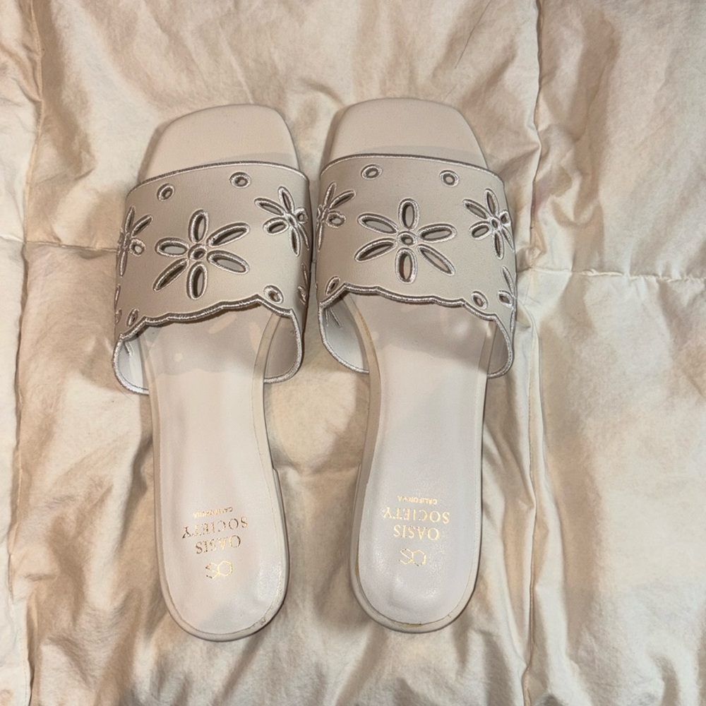 Cream sandals - Picture 1 of 2